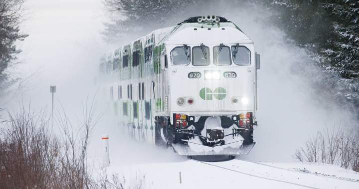 GO train ‘disabled’ outside Union Station, causing Toronto travel chaos – Toronto