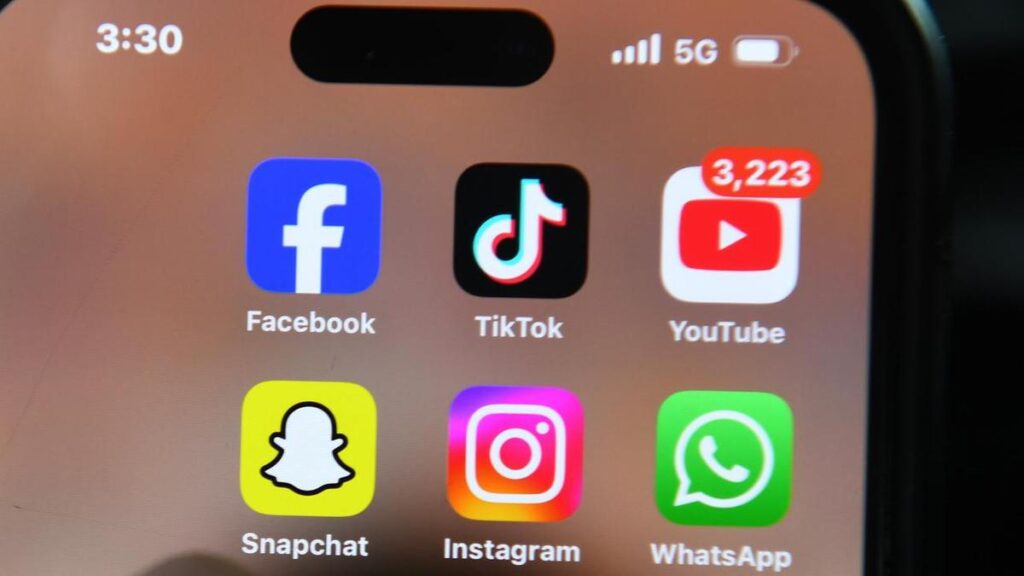 Breaking the social media addiction cycle as adults