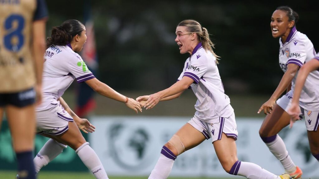 A-League Women: Perth Glory come from behind twice to beat Newcastle Jets 3-2 and keep finals hopes alive
