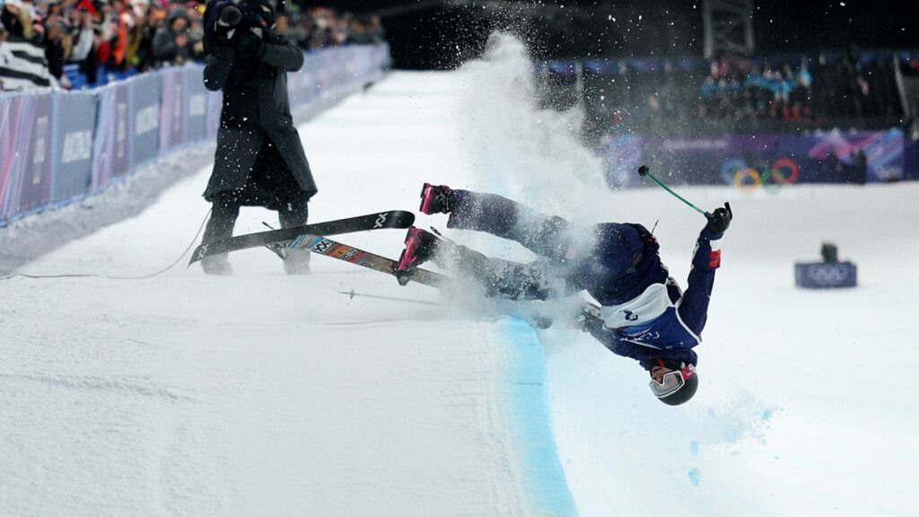 US skier Nick Goepper crashes hard on gold-medal attempt