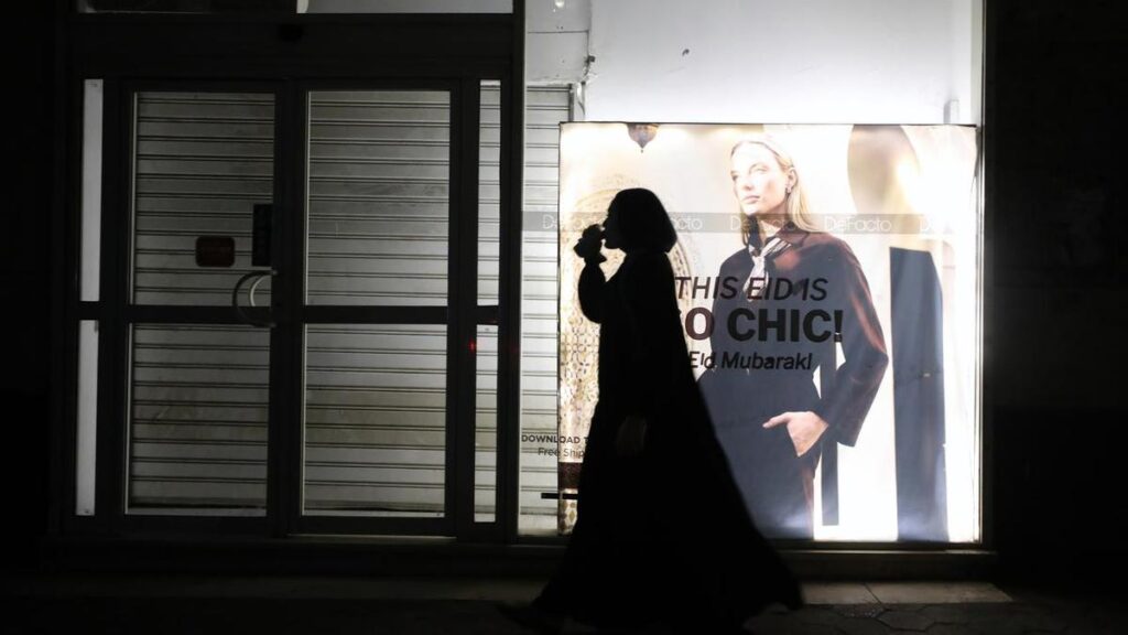 Egypt's early closing order jolts Cairo's night life