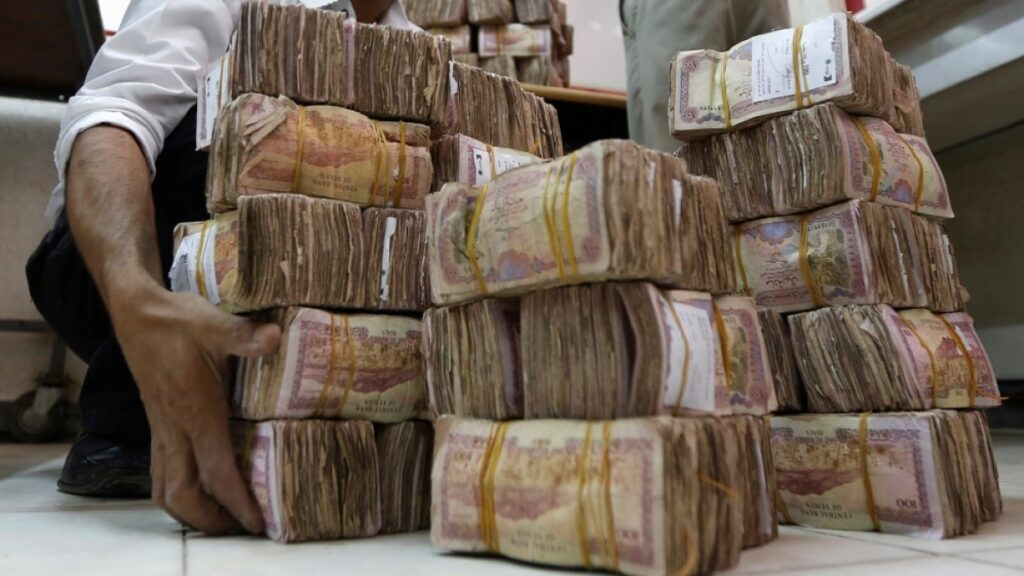 Cash shortages grip Yemen despite currency stabilisation | Business and Economy News
