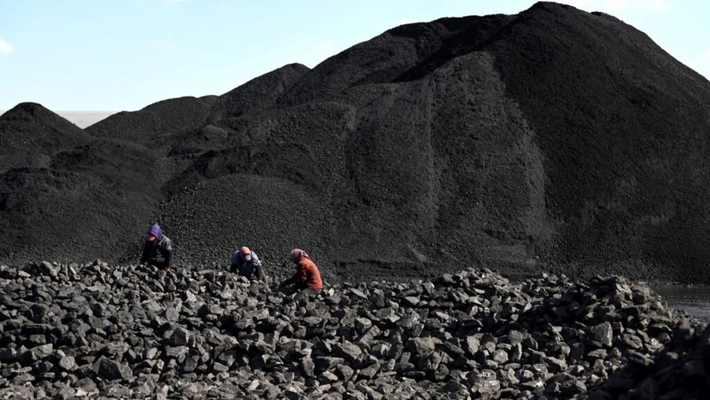 Four dead, 90 trapped in China coal mine accident