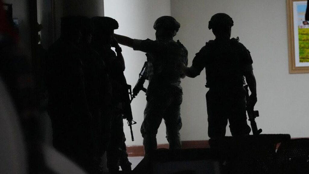 Gunfire as Philippine authorities try to arrest senator