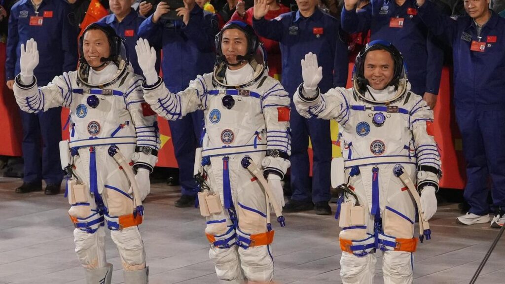Chinese astronauts return after seven months in space