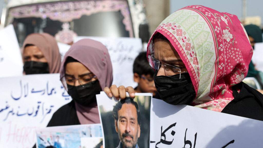 Families demand release of Pakistani crew captured by Somali pirates | Protests