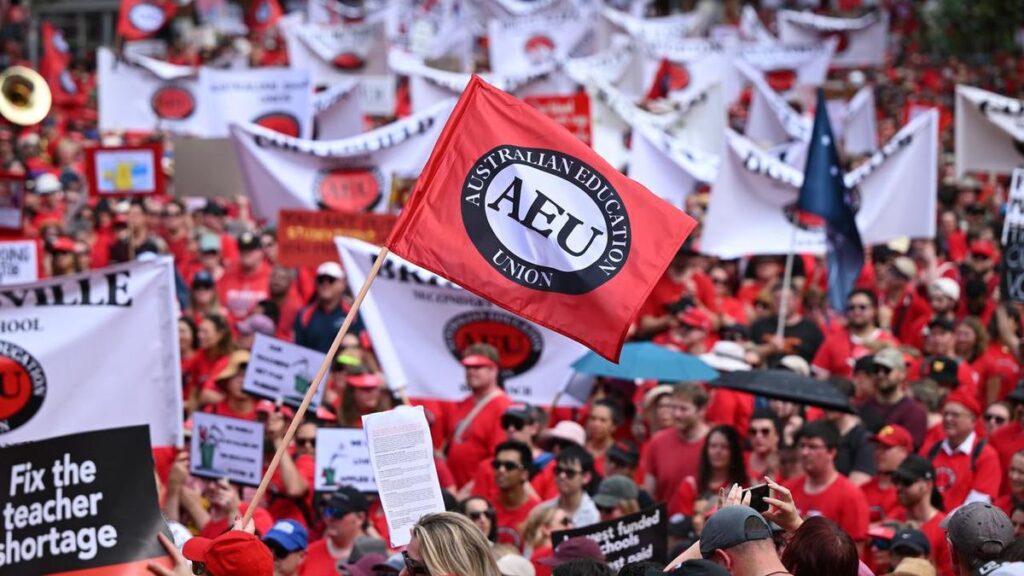 Teachers vote down government's major pay offer