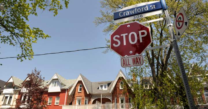 Police tackle Toronto cyclist after he allegedly blew through stop sign – Toronto