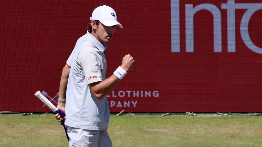 De Minaur marches on in Queen's Club title quest