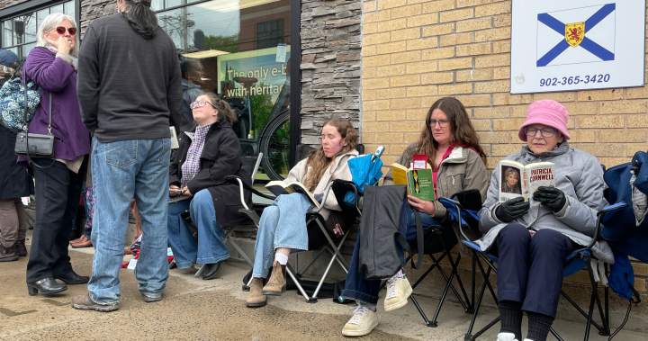 N.S. library users hold ‘read-in’ to protest closures, MLA says anger misdirected – Halifax