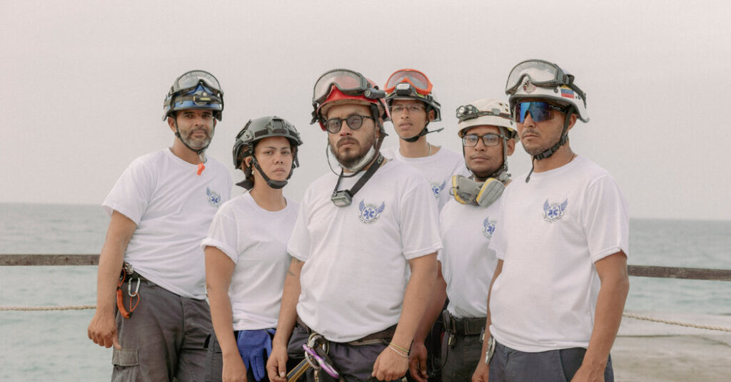 In Venezuela, These Rescue Workers and Volunteers Rushed Into the Earthquake Zone