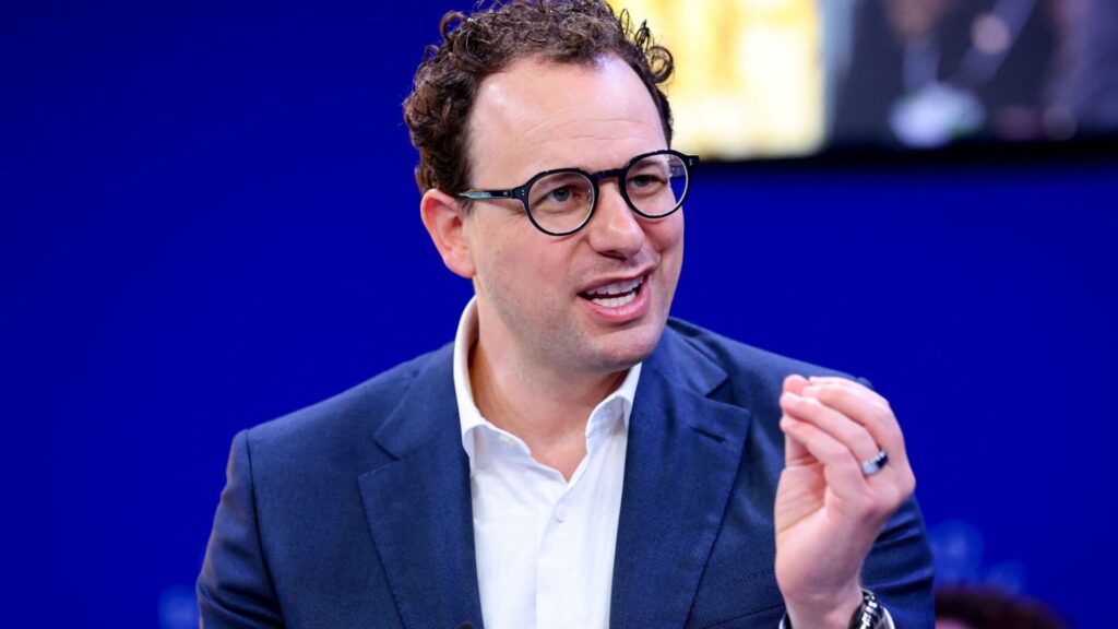 From Silicon Valley to DC, tech world obsessed with AI distillation