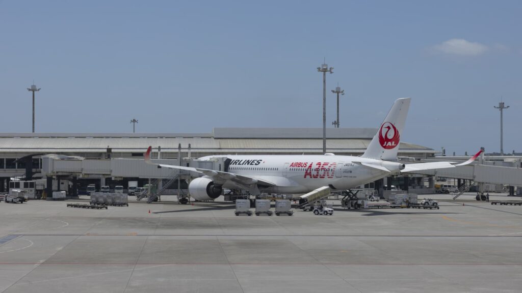 Japan airlines increase fuel surcharges despite falling jet fuel costs