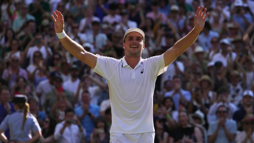 Home Wimbledon 'Fery-tale' as King Arthur marches on
