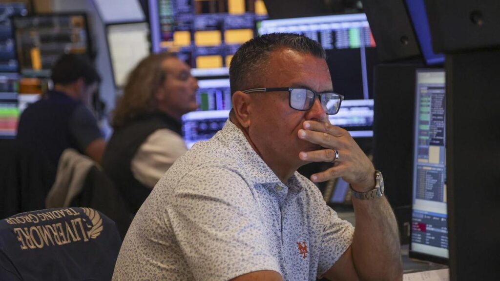 Wall Street rises as investors focus on earnings
