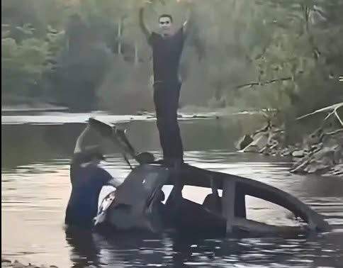 RCMP looking for 2 men who allegedly drove car into New Brunswick river – New Brunswick