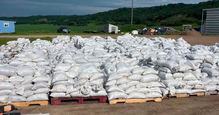 State of emergency: Flooded Manitoba town prepares for river crest – Winnipeg