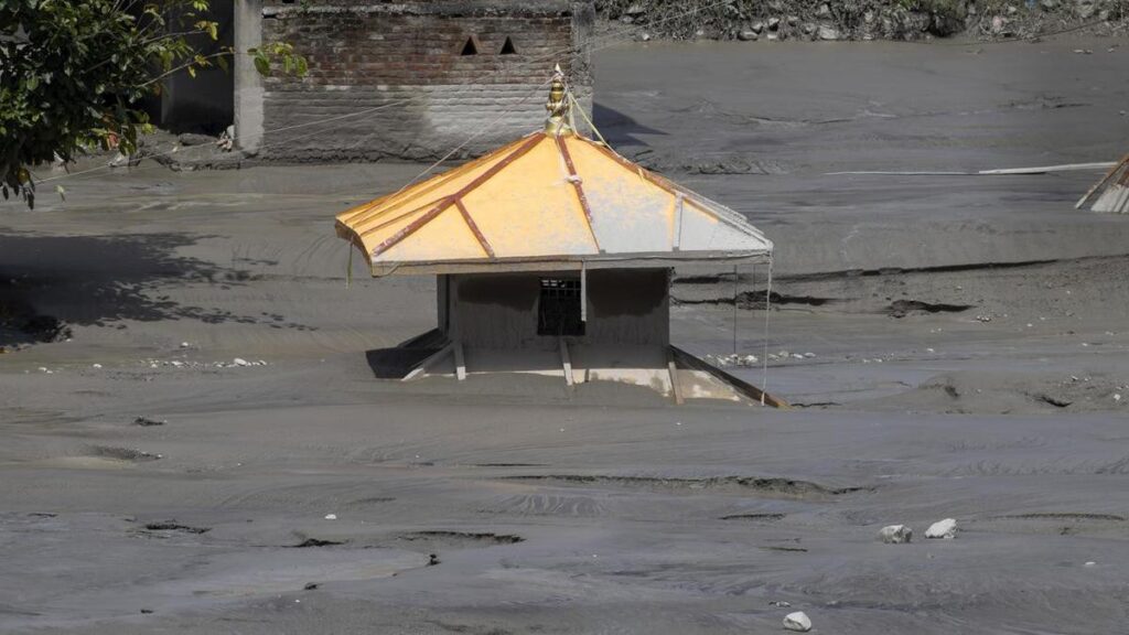 Nepal steps up rescue effort to reach hundreds trapped