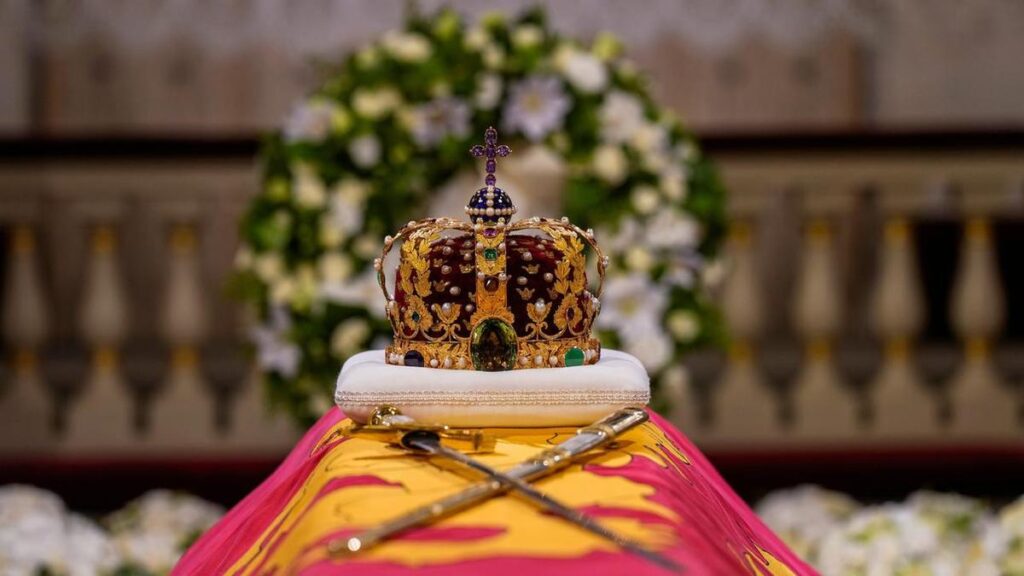 Norwegian royals accompany late king's coffin to chapel