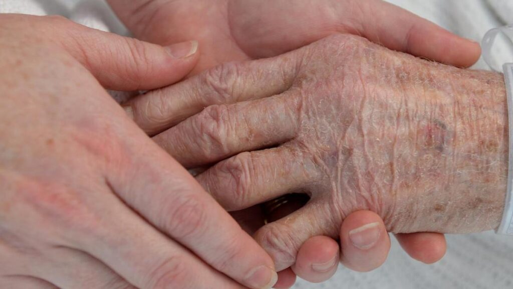 Pay rise for aged-care nurses amid dire worker shortage