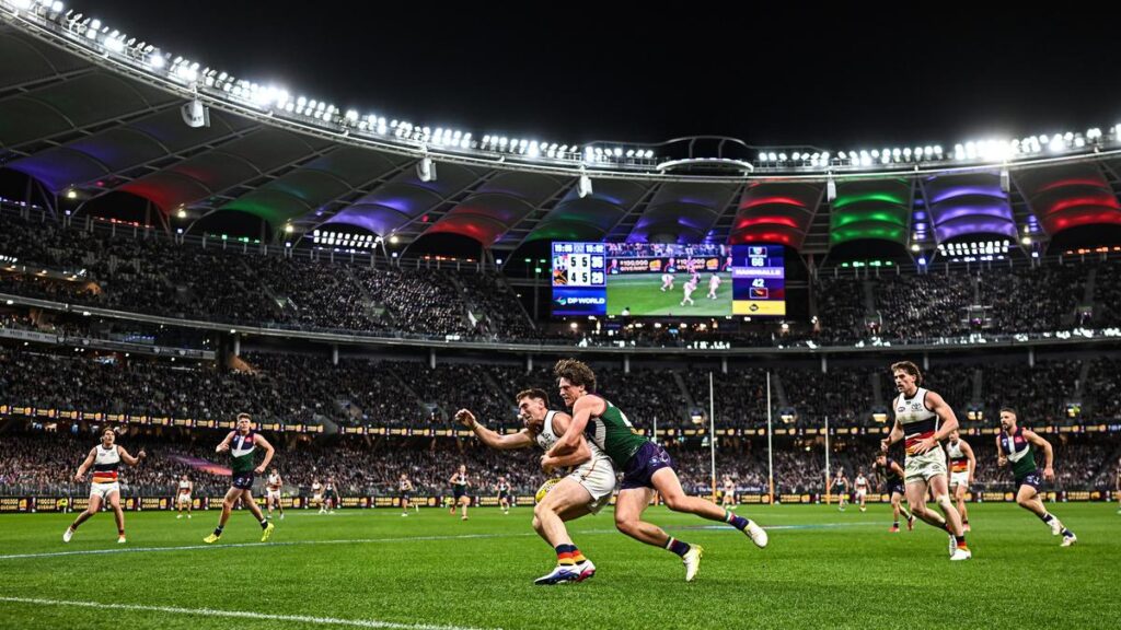 Fremantle Dockers set new record for consecutive 50,000-fan games