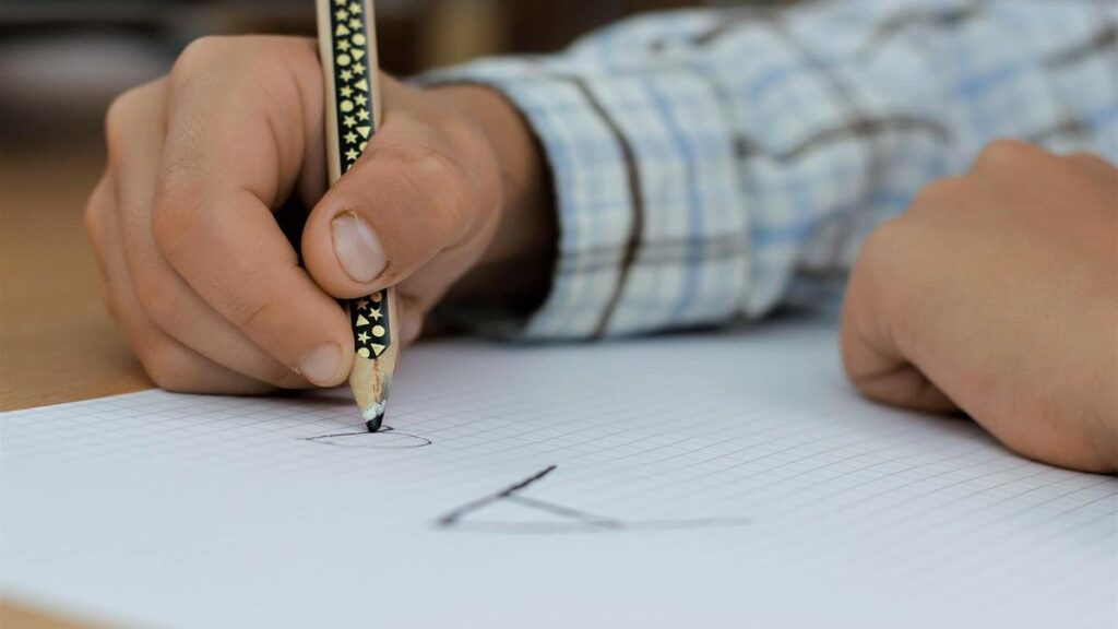 Parents push to ban laptops and tablets from WA primary school classrooms, eyeing return to pen and paper