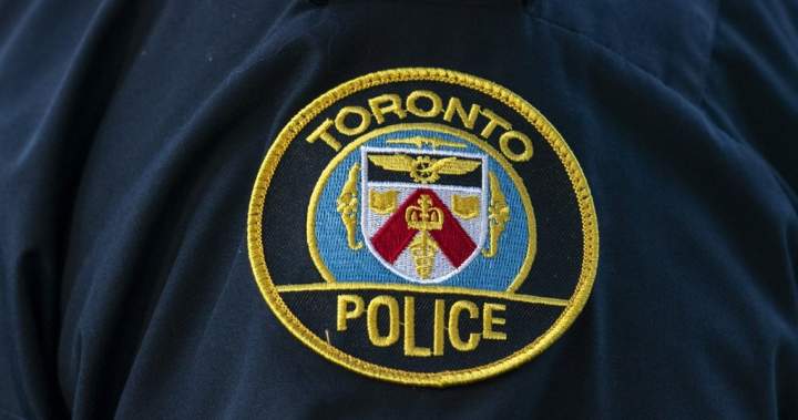 Toronto police officer shot during downtown e-bike robbery – Toronto