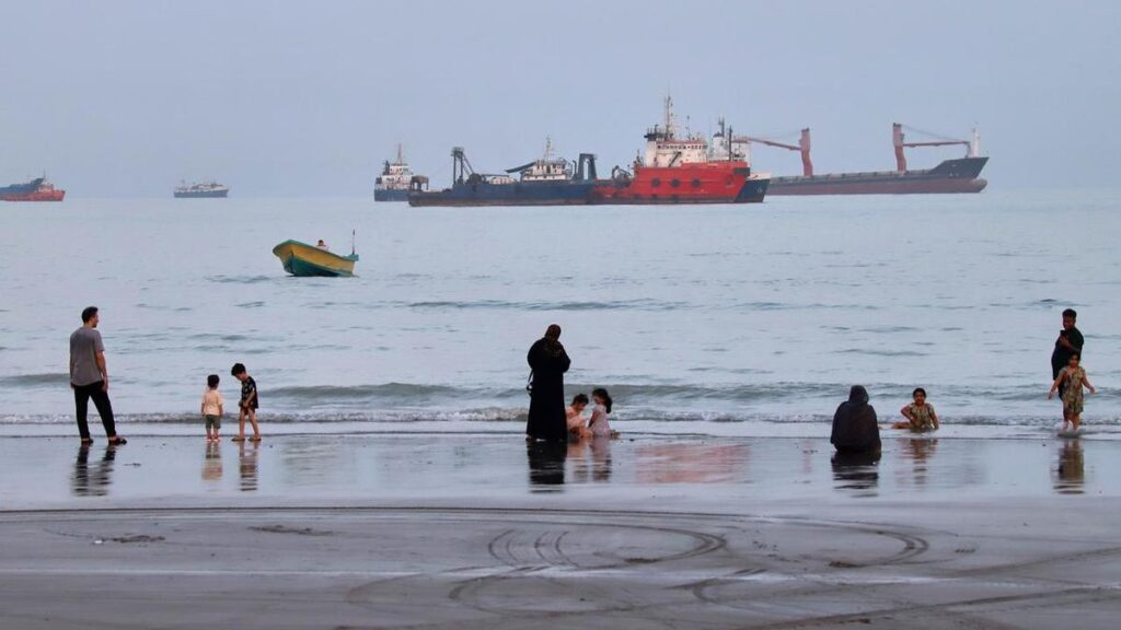 New attacks on shipping as Iran war talks at impasse