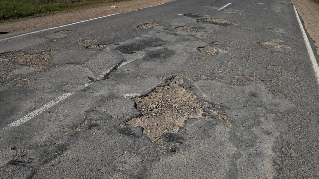 Labor pitches pothole website, inmate roads clean-up