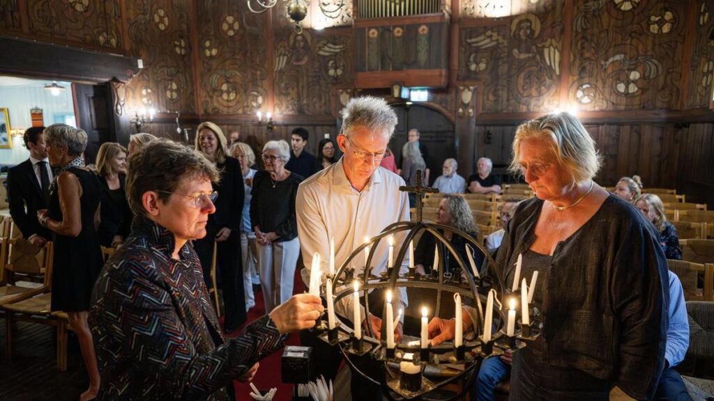 Norwegians line up to mourn the late King Harald