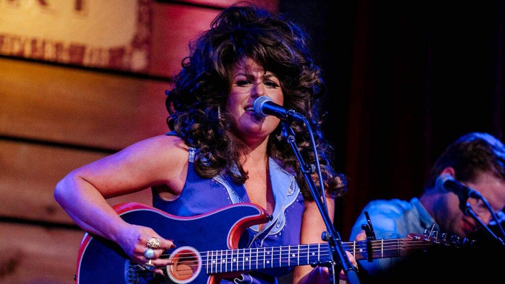 Country star Hannah Dasher reveals famous, married celebrity slid into her DMs
