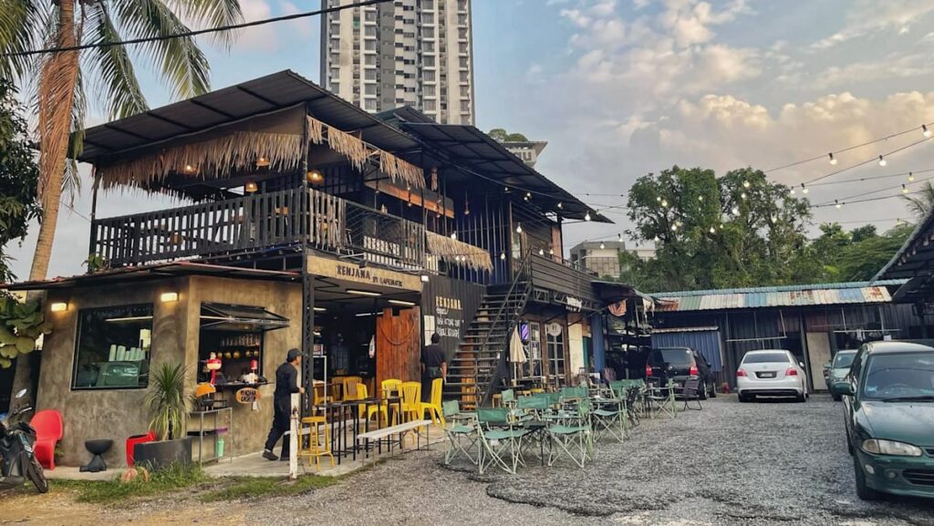 9 Johor Bahru roadside cafes that define the camping chair trend