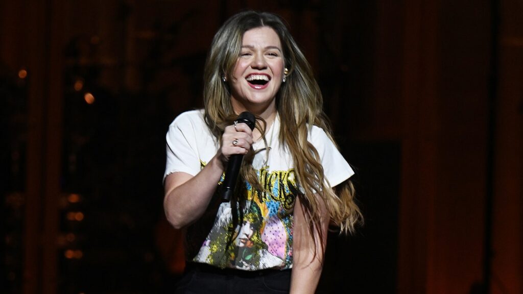 Kelly Clarkson narrowly avoids wardrobe malfunction at Las Vegas show