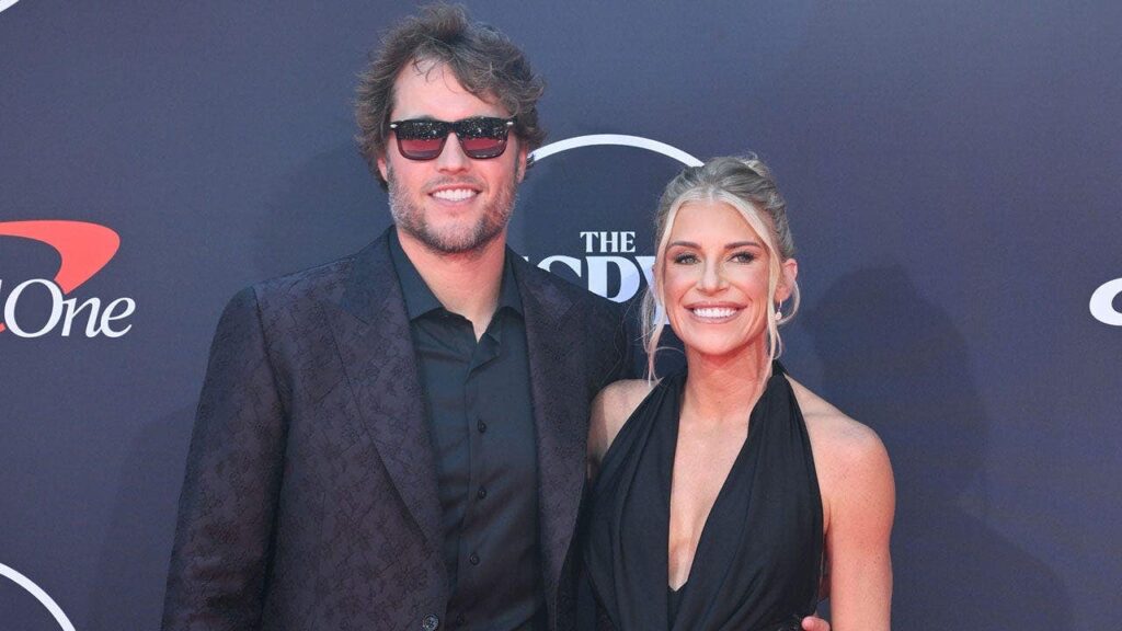 Matthew Stafford’s wife celebrates her birthday, as one does, by flipping off the camera & shaking her butt