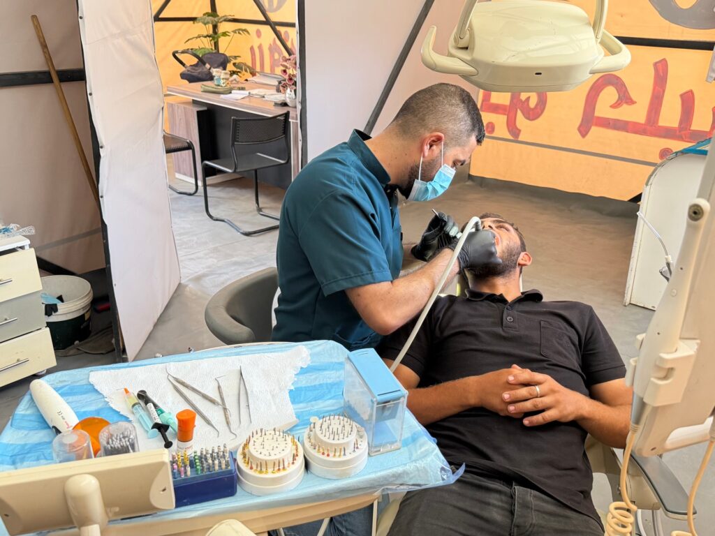 Israel’s siege on Gaza is forcing dentists to operate in the streets | Israel-Palestine conflict News