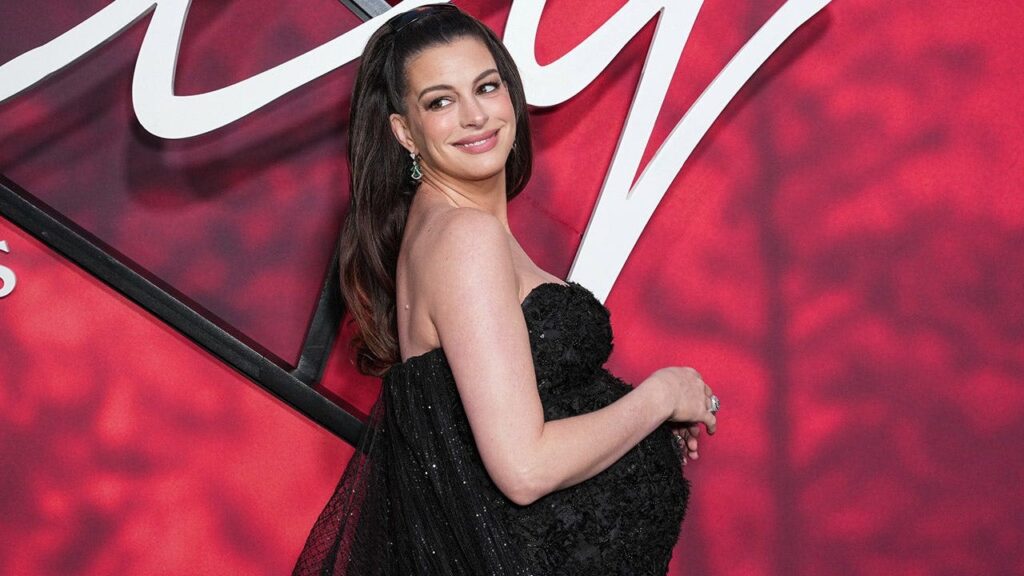 Anne Hathaway directs photographers at ‘Verity’ premiere in viral video