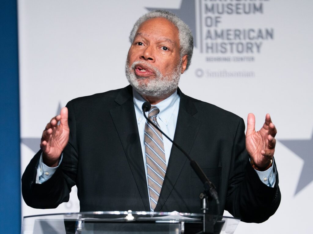 Head of Smithsonian museums announces he will be stepping down | Censorship News