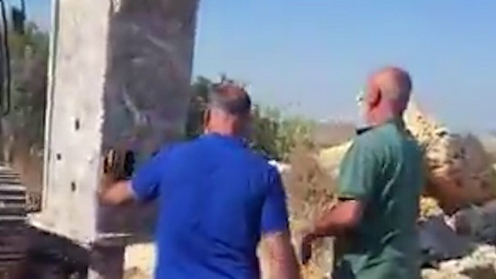 Palestinian landowners confront bulldozers using their hands | News