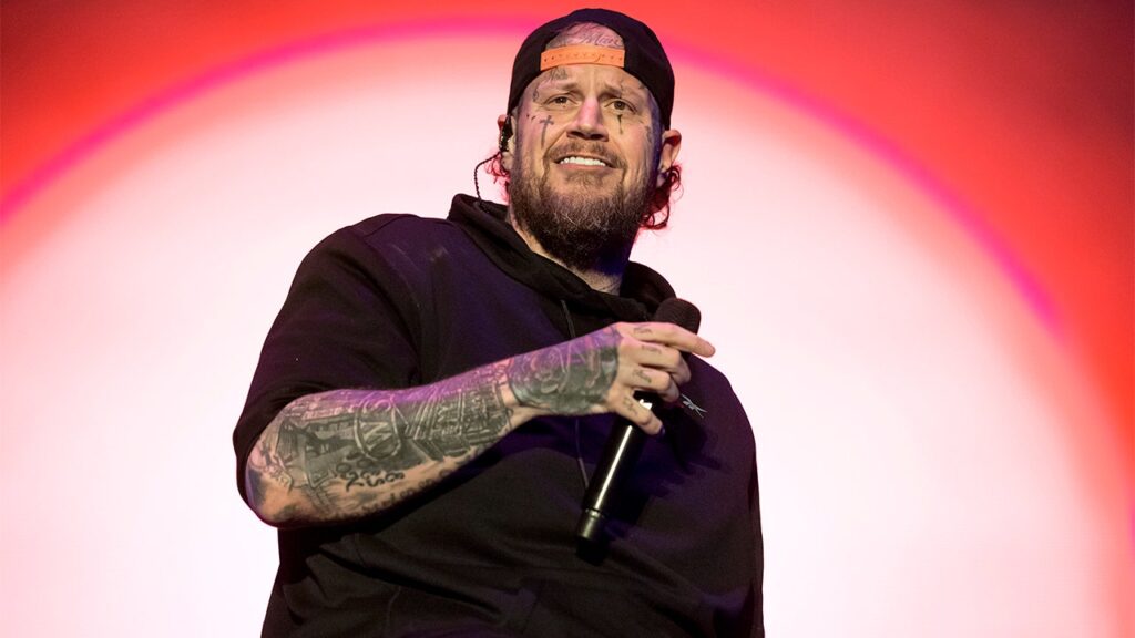 Jelly Roll says he could leave country music to volunteer at shelter