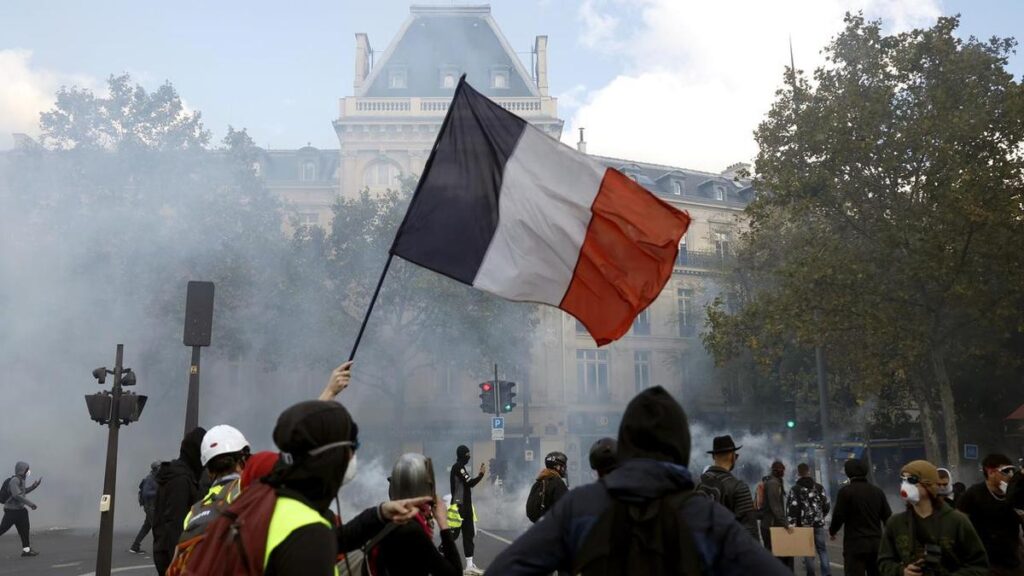 Clashes erupt on French streets, 'yellow vests' return
