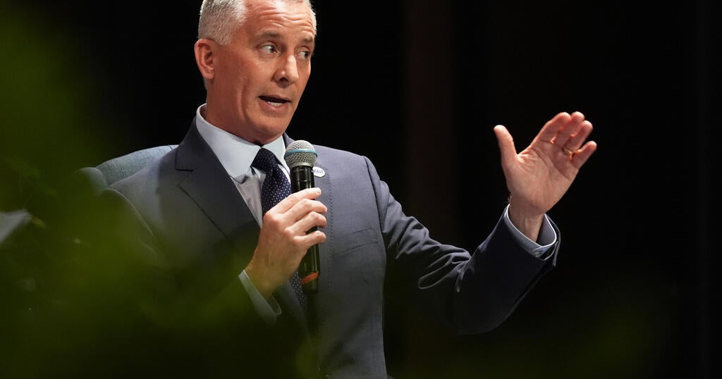 As David Jolly aims to turn Florida governor’s office blue, he confronts his prior ties to an alleged fraudster