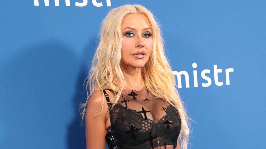 Christina Aguilera bares all in steamy bathtub selfie as fans go wild