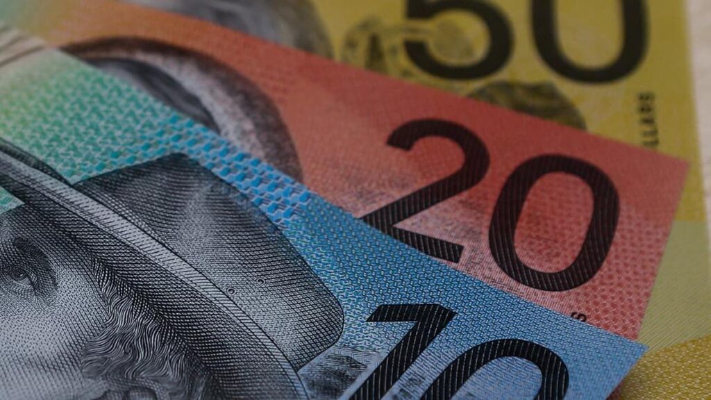 Real wages drop as Commonwealth Bank finds pay rises fail to match inflation