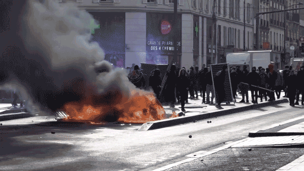 France student riots spread as 2,000 arrested across major cities
