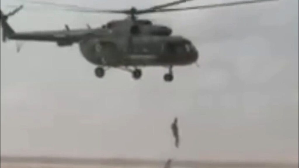 Men pulled from vehicle stranded by floods in Syria | Floods