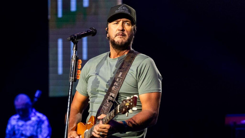 Luke Bryan’s son Bo Bryan breaks collarbone during high school football game